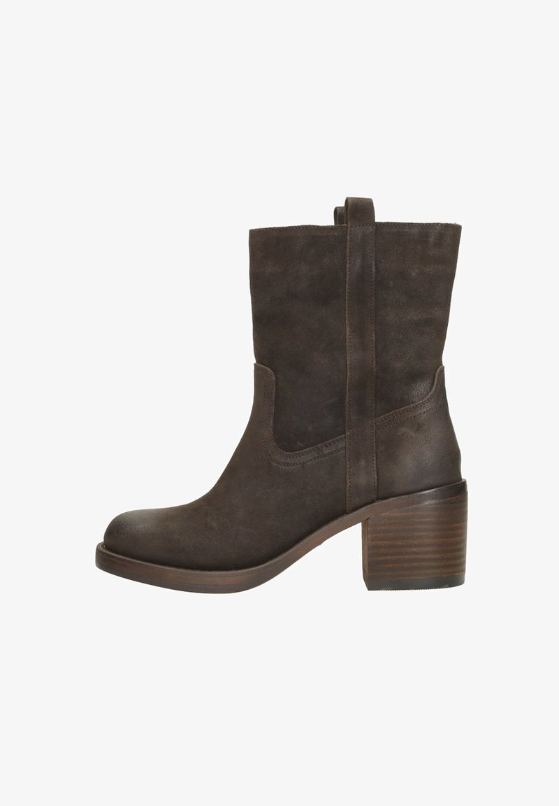 Bruine suède enkelboots met een ronde neus, elastische zijkanten en een gestapelde hak met horizontale strepen.