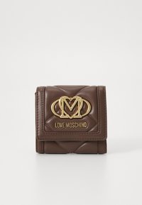 Brun imitation skinnlommebok med kviltet design, logo og hardware i gulltone, samt magnetisk snapping. Kompakt rektangulær form.