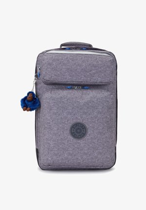 Grijze stoffen rugzak met meerdere met rits afgesloten compartimenten, blauwe accenten, een cirkelvormig logo en een blauwe aap sleutelhanger eraan bevestigd.