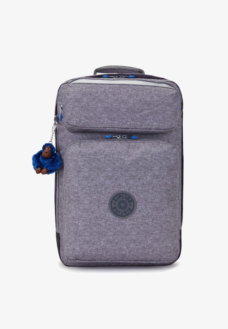 Grå tygryggsäck med flera blixtlåsfack, blå accenter, en cirkulär logotyp och en blå apan nyckelring fäst.