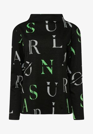 Top negro de manga larga con cuello alto, que presenta un patrón disperso de grandes letras mayúsculas en blanco y verde sobre un fondo oscuro.