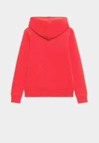 Sudadera roja con capucha redondeada, puños y dobladillo acanalados. Fabricada con tela suave, presenta un diseño liso sin logotipos ni patrones visibles.