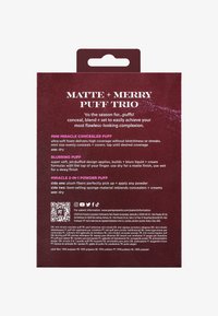Trio af makeup svampe i en burgundy pakke. Indeholder en mini concealer svamp, en slørende svamp, og en dobbeltsidet puddersvamp med bløde fibre.