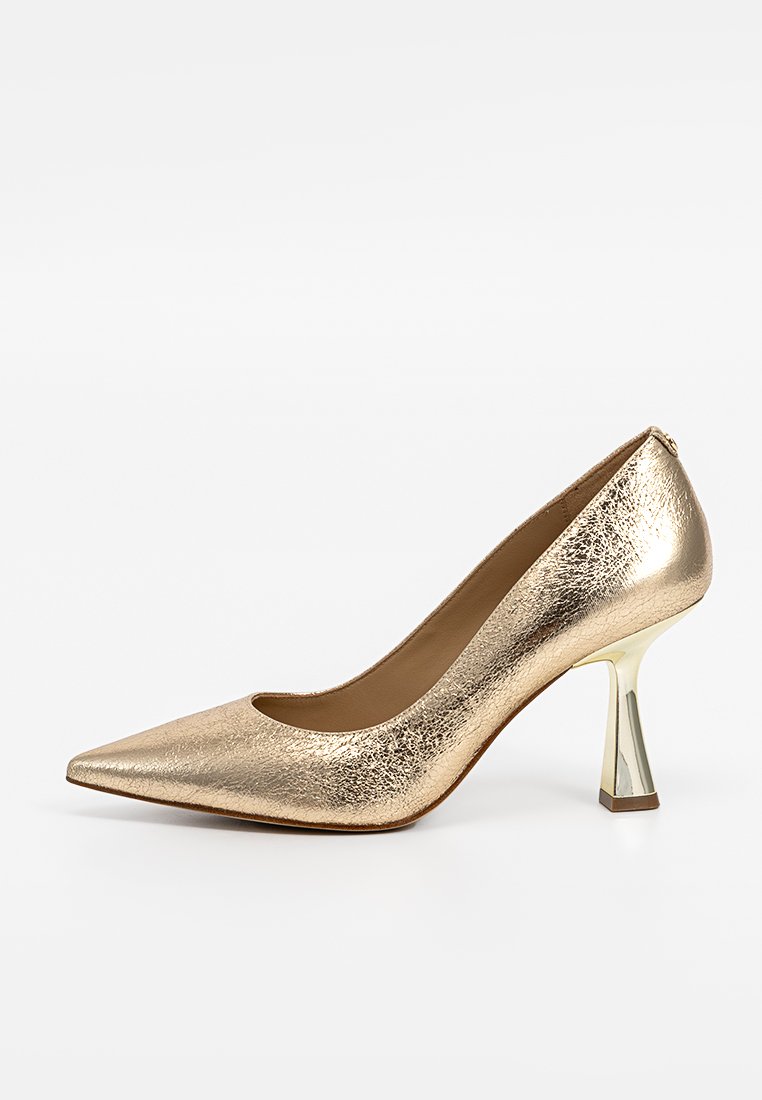Décolleté dorato in metallo con punta affusolata e tacco geometrico unico. La parte superiore presenta una finitura texturizzata, aggiungendo interesse visivo.