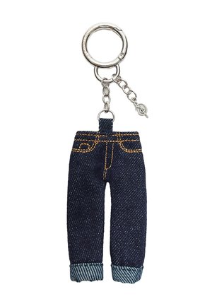 Porte-clés avec des mini-jeans en denim bleu foncé arbore des coutures orange et des poignets retroussés sur un fond blanc.