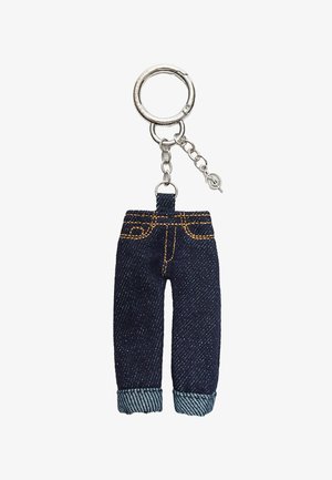 Porte-clés avec des mini-jeans en denim bleu foncé arbore des coutures orange et des poignets retroussés sur un fond blanc.
