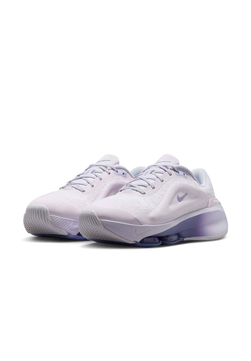 Scarpe da ginnastica di un leggero colore viola con una tomaia in maglia testurizzata, dotate di una suola ammortizzata e di un accento traslucido sul tallone viola.