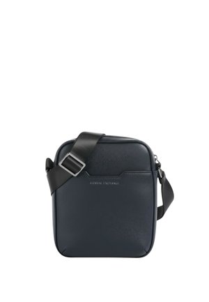 Compact donkerblauw leren crossbodytas met verstelbare zwarte band en "Armani Exchange" opdruk aan de voorkant.