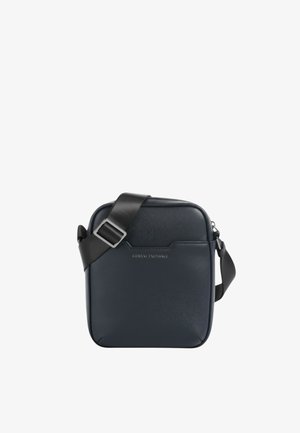 Compatta borsa a tracolla in pelle blu scuro con tracolla nera regolabile e marchio "Armani Exchange" sul davanti.