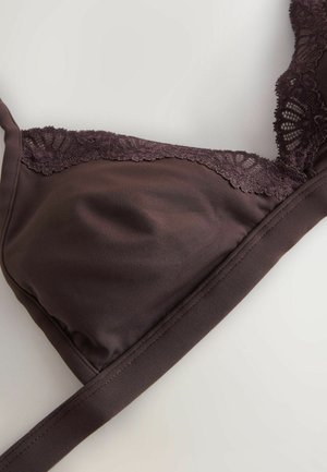 Brūns mežģīnēm apmalots krūšturis ar gludu audumu, trīsstūra bļodiņām, regulējamām siksnām un plakanu joslu, kas izceļ mīkstu tekstūru un smalku spīdumu.