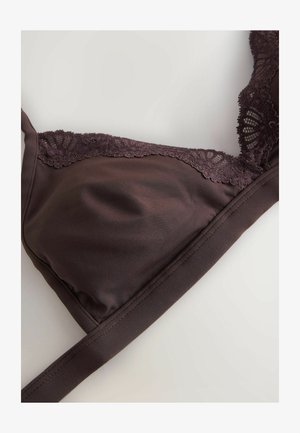 Brūns mežģīnēm apmalots krūšturis ar gludu audumu, trīsstūra bļodiņām, regulējamām siksnām un plakanu joslu, kas izceļ mīkstu tekstūru un smalku spīdumu.