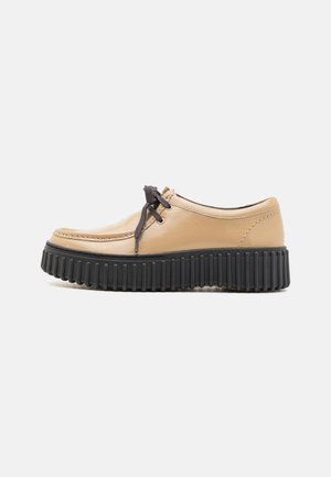 Clarks, TORHILL BEE - Sportieve veterschoenen - beige