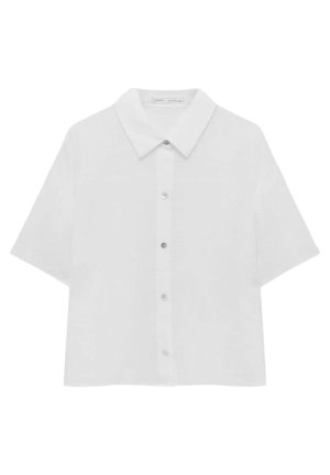 Biała koszula na krótki rękaw z guzikami i ostrym kołnierzykiem, zapinana na pięć guzików z przodu, o luźnym, pudełkowatym kroju.