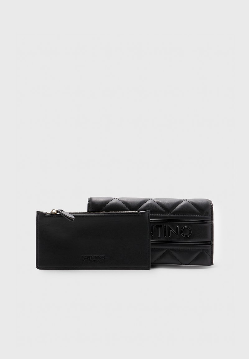 Ensemble de portefeuilles en cuir noir avec un design matelassé et un logo en relief. Un portefeuille possède une fermeture éclair, tandis que l'autre est plat et rectangulaire.