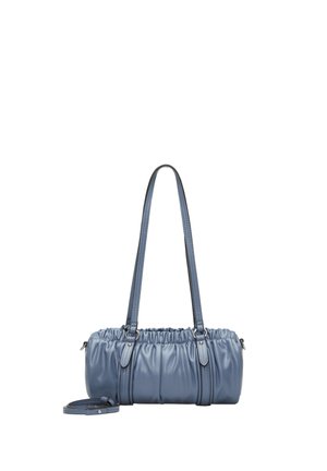 Borsa a tracolla in pelle blu arricciata con due lunghe cinghie e una cinghia sottile staccabile, forma cilindrica su sfondo bianco.