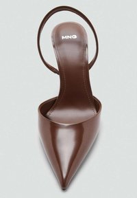 Tacchi slingback in pelle verniciata marrone con punta affusolata, texture liscia e una sottile fasciatura, con logo "MNG" impresso sulla soletta.