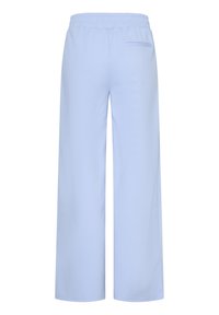 Pantalon bleu clair à jambes larges avec une taille élastique et une poche passepoilée à l'arrière, vu de dos.