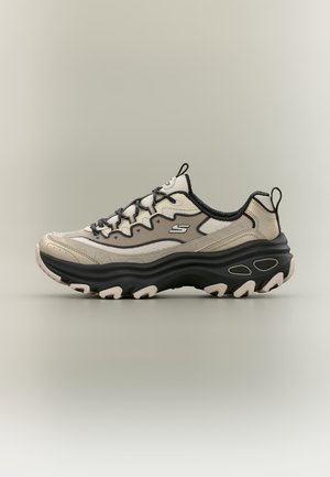 Basket Skechers beige et noire avec semelle épaisse, fermeture à lacets et logo latéral sur fond neutre.