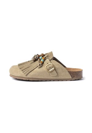 Sabot beige en daim à enfiler avec détail à franges, perles décoratives en bois et turquoise, et une boucle dorée sur le côté avec une semelle en liège.