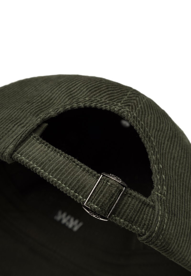 Groene corduroy pet met een gebogen klep, verstelbare band en metallic sluiting. Binnenin zit een gestikt label.