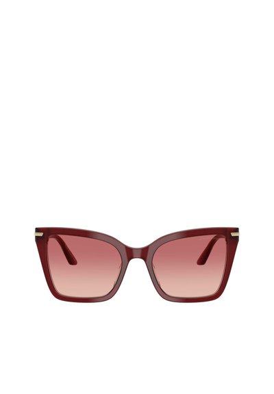 Gafas de sol cat-eye rojas con una montura brillante y lentes degradados en rosa, con sutiles detalles dorados cerca de las patillas.