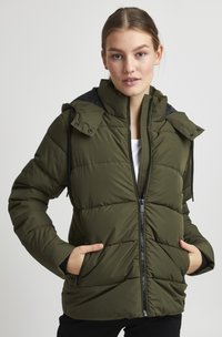 Olivgrön puffjacka med hög krage, dragkedja och huva. Har kviltade sektioner och sidofickor, tillverkad av syntetiskt material.