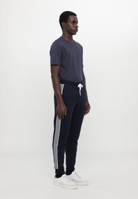 EA7 Emporio Armani PANTALONI - Treniņtērpa apakšdaļas - blue