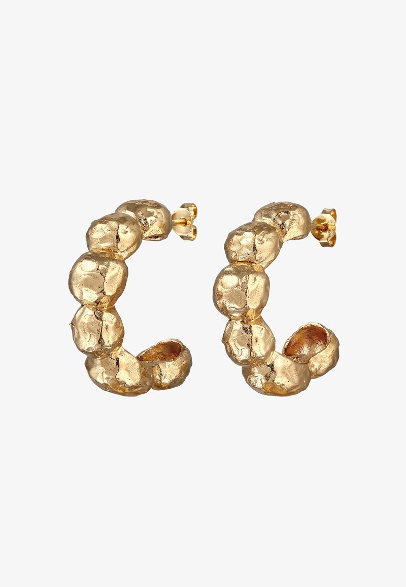 Goldene Creolen mit einem strukturierten, unregelmäßigen Design, abgerundeten, organischen Formen und offenen Rückseiten für sicheren Halt.