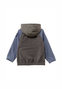 Polarowa kurtka z szarym korpusem i niebieskimi rękawami, z kapturem, elastycznymi mankietami i sznurkiem w dolnej części.