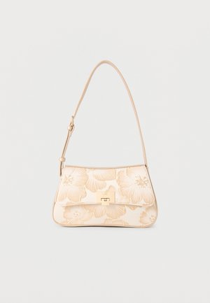 Sac à épaule beige avec motif floral en relief, fermoir rectangulaire doré et sangle réglable sur fond blanc.