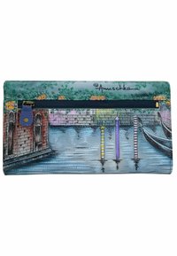 Portemonnee met een kleurrijk kanaalscène, met water, gebouwen en palen. Geverfde textuur, ritssluiting en meerkleurige accenten.