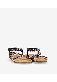 Sandalias trenzadas en negro y rosa con diseño de punta abierta, que cuentan con una plantilla de color natural y suela de goma marrón texturizada.