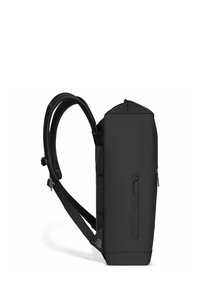 Zaino nero con un design rettangolare elegante, realizzato in materiale liscio. Presenta spallacci imbottiti e una tasca laterale con zip.
