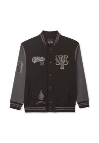 Czarna kurtka varsity z szarymi rękawami, haftowanym napisem "Athletic Dept. 38" oraz "NY" i numerowaną naszywką na rękawie. Zapięcie na guziki.
