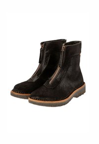 Botas de tobillo negras hechas de un material texturizado similar al cabello, con una cremallera frontal y una suela de goma resistente con un borde marrón.