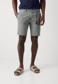 Shorts van patroonstof in blauw en crème, met een geweven ontwerp, zijzakken en een trekkoord. Gekocht met beige sandalen.