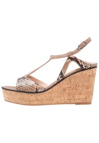 Sandali con zeppa e piattaforma in sughero, caratterizzati da un motivo in pelle di serpente beige e marrone, cinturino alla caviglia regolabile e design open toe.