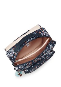 Blommig toteväska i mörkblått med ljusbeige detaljer, som har ett rymligt inre, fickor med dragkedja och ett ljusrosa foder. Inkluderar en hängande charm.