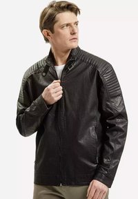 Czarna skórzana kurtka z pikowanymi ramionami, stójką i zapięciem na zamek. Gładka tekstura, dopasowany krój i minimalistyczne akcenty sprzętowe.