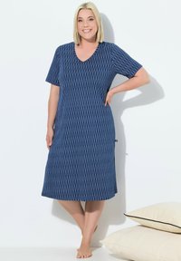Abito blu navy con scollatura a V e maniche corte, caratterizzato da un motivo a righe bianche verticali e una vestibilità comoda, che termina appena sotto il ginocchio.
