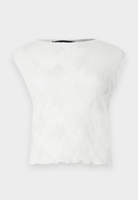 Camiseta branca de manga curta com um padrão texturizado ondulado e decote arredondado, apresentando uma bainha ligeiramente assimetria. Feita de tecido leve.