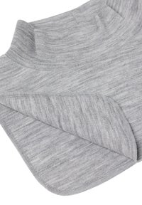 Grå turtle-neck sweater stof med en blød, struktureret overflade og en foldet krave. Stoffet har et subtilt meleret mønster.