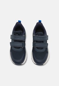 Marine treningssko med mesh-overdel, to borrelåsremmer, polstret krave og hvit gummisåle. Blå aksent på hælen.