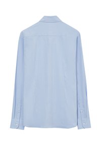 Camicia a maniche lunghe azzurra, con una texture uniforme, dotata di colletto e polsini con bottoni. Il retro è semplice e ha una vestibilità sartoriale.