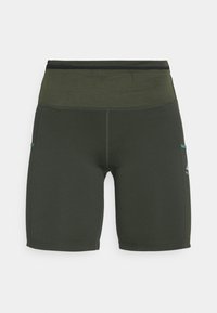 Donkergroen high-waisted sportshorts met contrasterende tailleband en zijzakken, ontworpen voor actieve kleding.