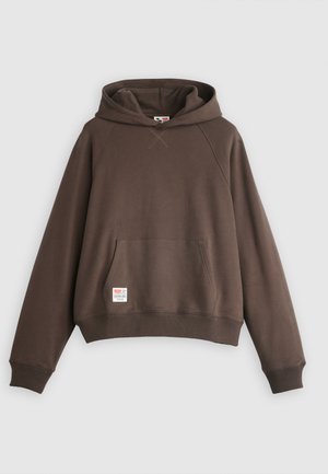 Sudadera marrón con capucha, puños y dobladillo acanalados. Presenta un bolsillo frontal y un parche del logo en la parte inferior izquierda. Textura de tejido suave.