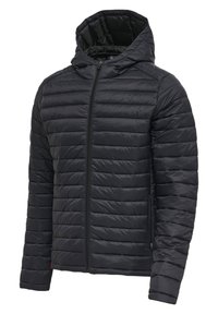 Giacca imbottita nera trapuntata con cappuccio, cerniera frontale completa, maniche lunghe e tasche laterali con zip.