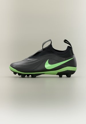 Čierno-neónovo zelený futbalový kopačka Nike s ťahacími jazykmi, bez šnúrok a s kopačkami na podrážke na neutrálnej pozadí.