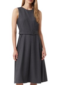 Szara, bezrękawnikowa sukienka z dopasowaną górą, szerokim paskiem i rozkloszowanym dołem. Materiał ma subtelną teksturę, odpowiedni na uroczyste okazje.