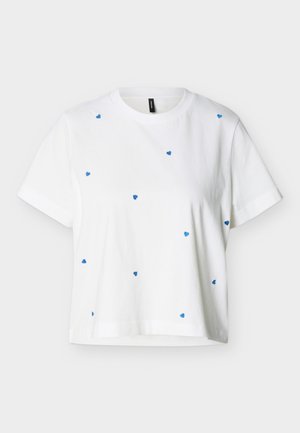 Camiseta blanca de manga corta con cuello redondo, con pequeños patrones de corazones azules esparcidos por el frente y las mangas.